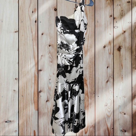 Blondie Nites Black and White Satin One Shoulder Formal Gown. Size 3 - Picture 4 of 12